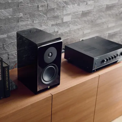 Regálový reproduktor Yamaha NS-600A Pianoblack